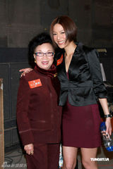 高清图：《女人最痛》开镜拜神 米雪献屏幕初吻