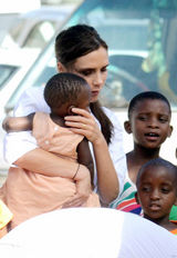 组图：贝嫂休闲打扮风尘仆仆 抱娃恬静似少女