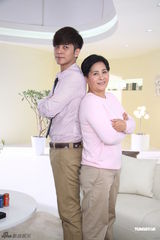 组图：罗志祥与母亲拍广告 身着母子装搞笑互动