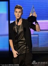 组图：比伯获奖开心熊抱老妈 演出随性抓裤裆