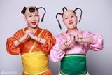 组图：谢娜变小主何炅演太监 大张伟扮年画娃娃