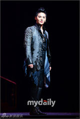 组图：金俊秀眼线妆帅气亮相《伊丽莎白》首演