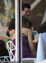 组图：前阿汤嫂凯蒂火速觅第二春 神秘男搂腰摸玉臂