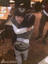 组图：王诗龄拍照扮小恶魔 Kimi变身超人