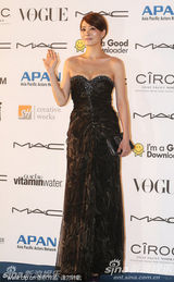 组图：韩佳人金宣儿性感争艳 李秉宪盛装亮相