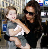 组图：维多利亚携子女现身 七公主险被镜头吓哭