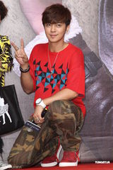 组图：罗志祥不满“乱伦”话题当众黑脸