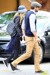 组图：莱弗利与雷诺兹牵手逛街 情侣装甜蜜登对