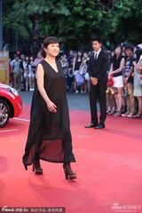 组图：黄韵玲黑裙马尾朴素现身 亮眼手镯似不菲