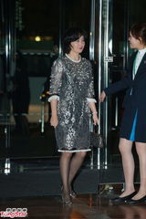 组图：晶刚香港大婚 何超琼银色亮片礼服夺目