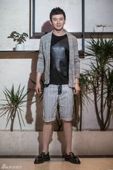 组图：郭家铭初秋时尚街拍 率性自然温暖笑容