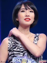 组图：花儿朵朵莫龙丹录节目 惧走光小动作不断