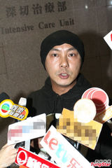 组图：张卫健再入院探母面色憔悴 5时结束疗程