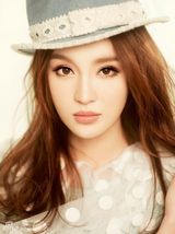 组图：赵晨妍拍甜美梦幻写真 新歌为夏日送清凉