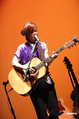 组图：卢凯彤举行音乐会 五支吉他轮番上阵