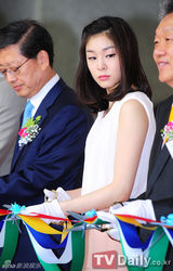 组图：李胜基金妍儿盛装出席就业博览会开幕式