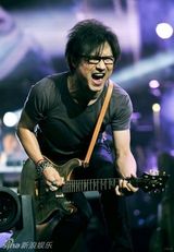 组图：汪峰离婚后登台献唱 满脸胡茬避媒体采访