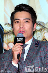 组图：河智苑宣传《美女三剑客》撩发秀美腿