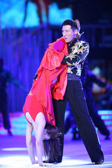 组图：舞出我人生19日将播 郑少秋贴辣妹热舞