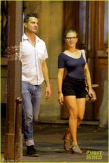 组图：斯嘉丽素颜热裤 与男友散步秀恩爱