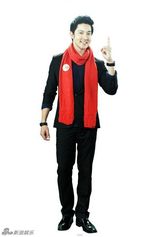 组图：立威廉为慈善拍摄写真 围红围脖手比心形