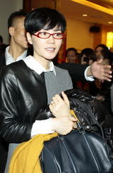 组图：王菲出席慈善活动捐赠演出服拍得35万