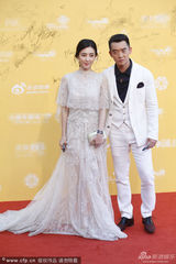 组图：王丽坤亲密牵郑恺 全白装玩王子公主配