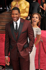 奥斯卡红毯搞怪集锦 劳伦斯跌倒曼努诺躲猫猫