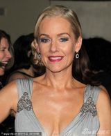 组图：安妮斯顿助阵导演工会奖 黑裙携男友秀恩爱