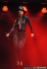 组图：艾丽西亚洛杉矶开唱 透视开胸衫大跳热舞