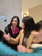 组图：张柏芝桃红衫现身酒店 与粉丝玩贴脸自拍