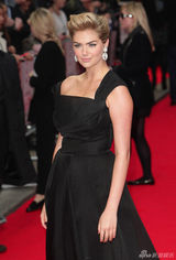 组图：抖奶超模亮相新片首映 傲人G奶挤至下巴