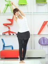 组图：邓家佳冬日写真 瑜伽倡导绿色有氧生活