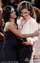 高清组图：《妓院里的回忆》首映 两美女大玩女女吻