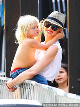 组图：史蒂芬妮携两潮仔游园 祖玛化身贪吃蜘蛛侠