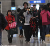 组图：伊能静秦昊同日离京 疑回男方老家过年