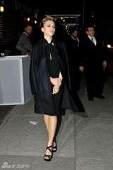 组图：斯嘉丽穿黑色及膝裙裹大衣美丽冻人