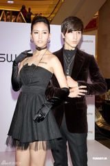 幻灯图集：许玮宁甜美代言名表 粉红吊带裙显可爱