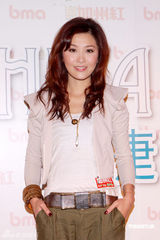 幻灯图：余翠芝夺新人奖庆功 师姐周丽淇道贺