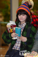 组图：T-ara结束中国公演回国 抱特产零食开心