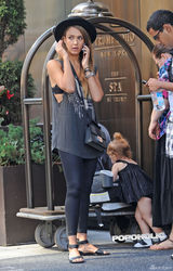 组图：阿尔芭摇滚装街头讲电话 女儿小黑裙卖萌