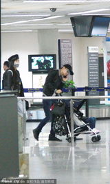 组图：林志颖携妻子全家现身 Kimi戴海军帽卖萌