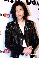 幻灯组图：萧敬腾着铆钉皮衣献唱 卢广仲瑶瑶泯恩仇