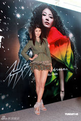 幻灯图：陈慧琳超短裙秀长腿 闻阿Sa离婚感意外