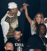 组图：克里斯-布朗甩蕾哈娜 夜店狂欢搭讪美女