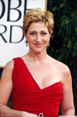 高清图：伊迪-凡尔克红色长裙演绎知性女神