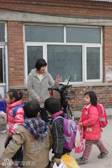 组图：陈紫函生日访特困生 望友人捐钱救助流浪狗