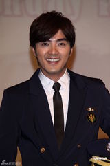 组图：贺军翔圣诞开制服生日趴 工作满档没空入伍