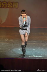 幻灯图集：张靓颖亮相宁波歌友会 连身裙秀身段