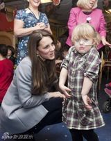 组图：凯特王妃造访儿童收容所 爱抚病童显母爱